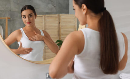 Девушка осматривает грудь в зеркало